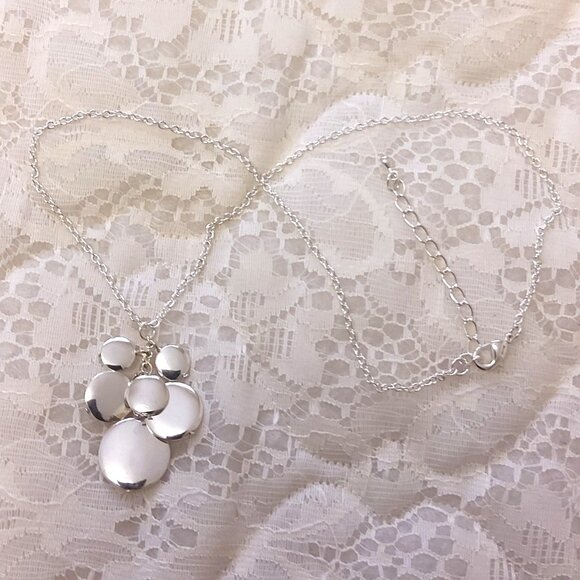 Vintage NEW LC Liz Claiborne Silver Tone Pendant Necklace for Women Girls - Picture 2 of 10